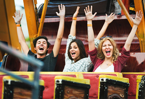 vrienden in een attractiepark